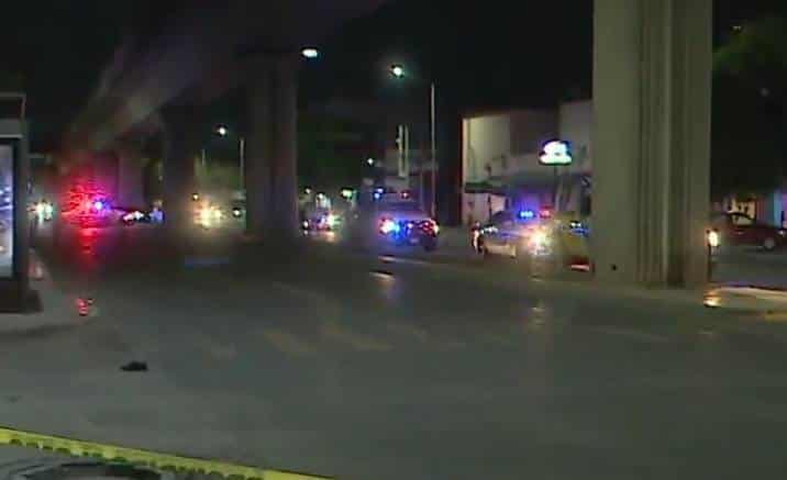 Un vendedor de flores murió tras ser atropellado por el conductor de una camioneta blanca quien tras los hechos se dio a la fuga, en el centro de Monterrey