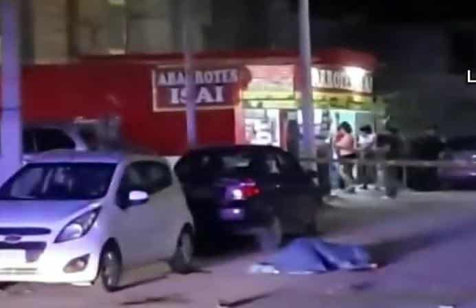 Luego de una riña registrada frente a una plaza pública, un salvadoreño fue privado de la vida de al menos una cuchillada, la noche del domingo en la Colonia Mirador de San Antonio, en el municipio de Juárez