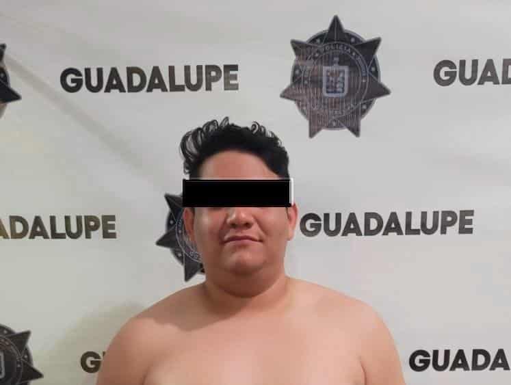 Policías de Guadalupe atendieron un reporte ciudadano por detonaciones por arma de fuego y detuvieron la noche del lunes a cinco personas