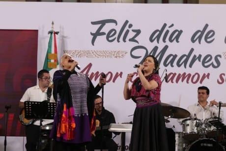 AMLO felicita a todas las madres de México en su día