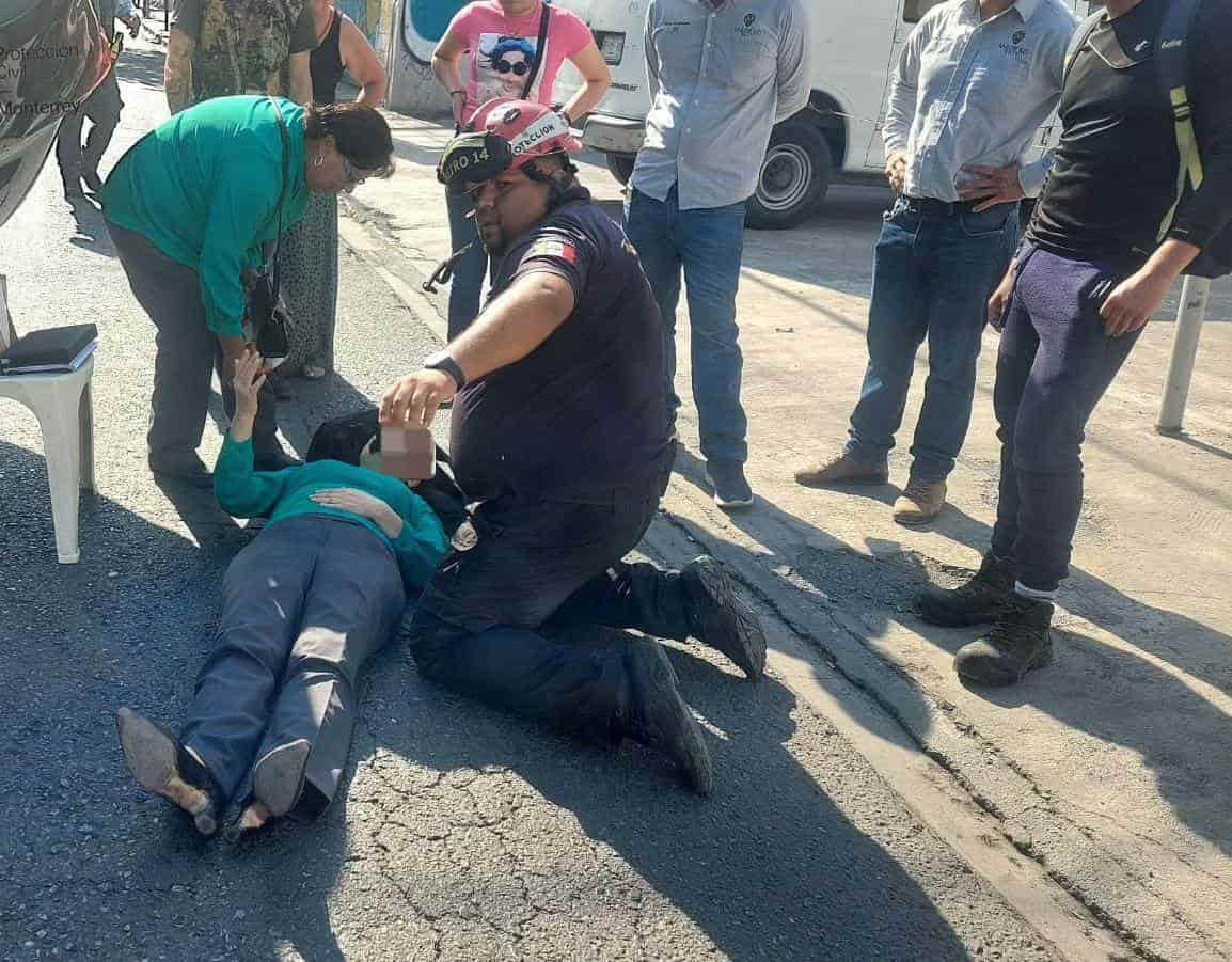El choque de dos vehículos y posterior volcadura de un de ellos, dejó a un par de mujeres lesionadas, ayer en el centro de Monterrey