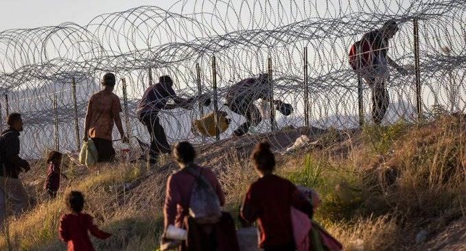 Ken Salazar alerta a migrantes de sanciones por cruce en EU