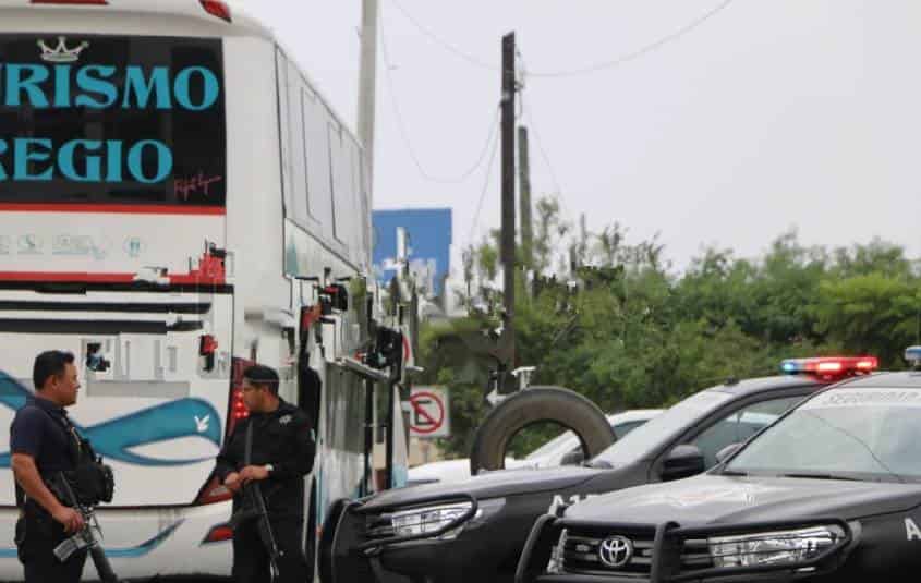 Elementos de la Agencia Estatal de Investigaciones, lograron la detención de un autobús turístico que contaba con reporte de robo en el municipio de Allende, Nuevo León