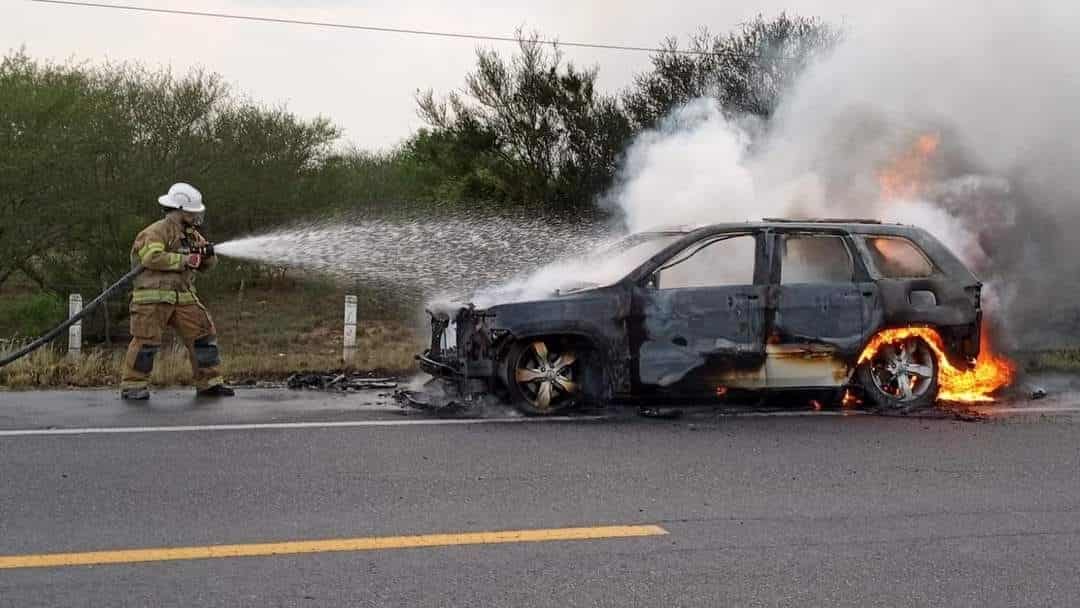 El susto de su vida se llevaron los integrantes de una familia originaria del estado de Texas, cuando su camioneta comenzó a incendiarse en forma repentina