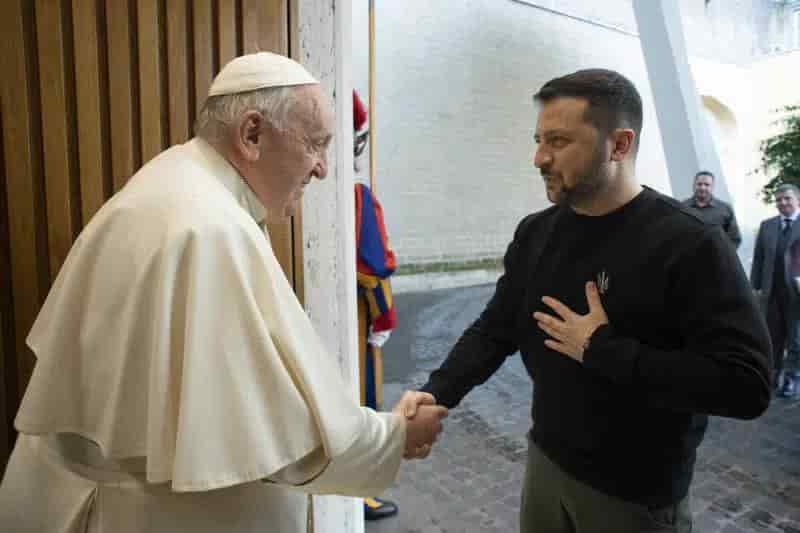 Se reúne papa Francisco con presidente Zelensky