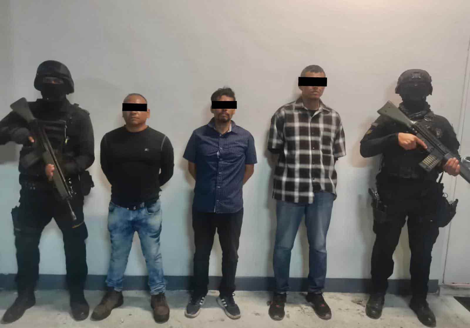 Policías de Fuerza Civil lograron aprehender a tres presuntos delincuentes en calles del centro de Monterrey a quienes además les aseguraron armas de fuego.