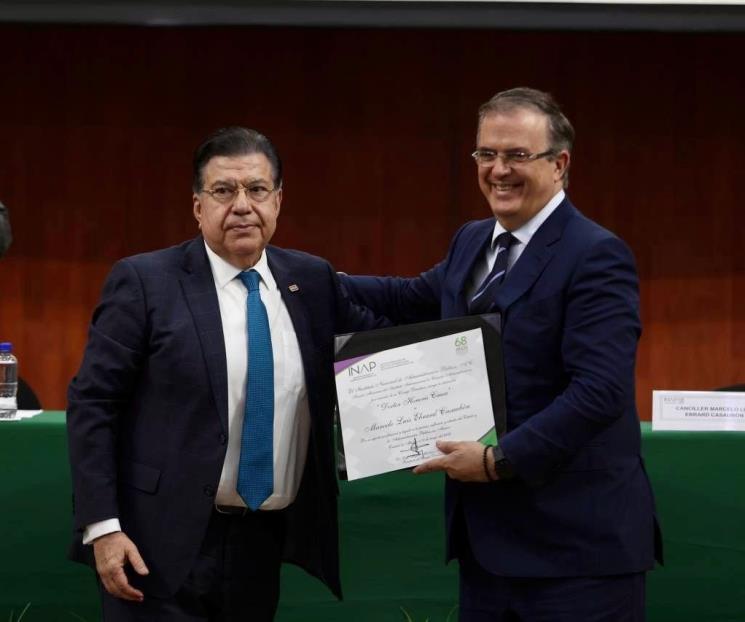 Marcelo Ebrard recibe doctorado honoris causa por el INAP