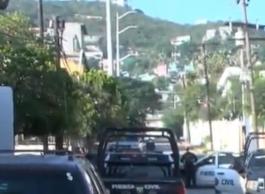 Un enfrentamiento entre hombres armados en calles de la Colonia Independencia, dejó al menos dos vehículos dañados y causó alarma entre algunos habitantes del sector, la madrugada de ayer al sur de la ciudad