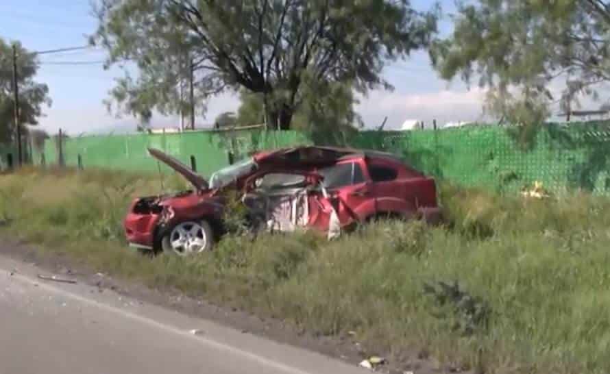 Una persona sin vida y cinco lesionados dejó un choque entre un transporte urbano y un vehículo particular, ayer en la Carretera a Monclova, municipio de El Carmen