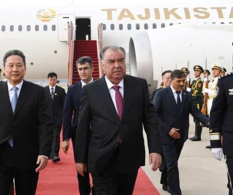 Presidente de Tayikistán estrena avión que compró a México