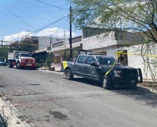 Hombre de negro que viajaban en un automóvil, intentaron ejecutar a balazos, a un hombre que caminaba en calles del municipio de Santa Catarina