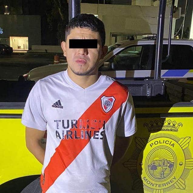Un hombre fue detenido por oficiales de la Policía de Monterrey, luego de que presuntamente amenazara de muerte a su vecina, cuando ella le reclamó que horas antes había tratado de meterse a su casa, la noche del lunes en la Colonia Terminal