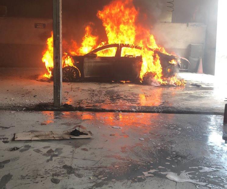 Arde auto en agencia automotriz