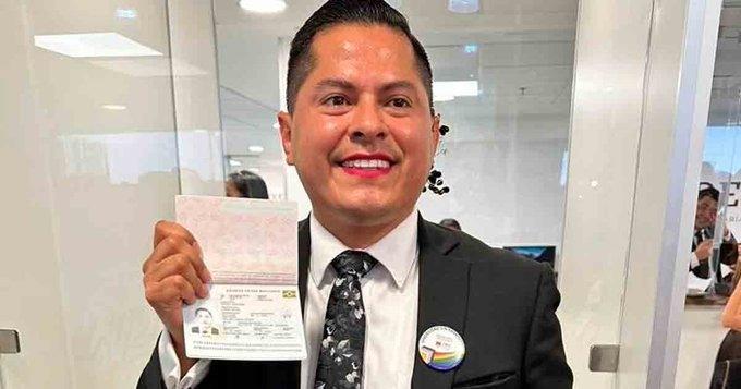 Entregan primer pasaporte no binario a Jesús Ociel Baena