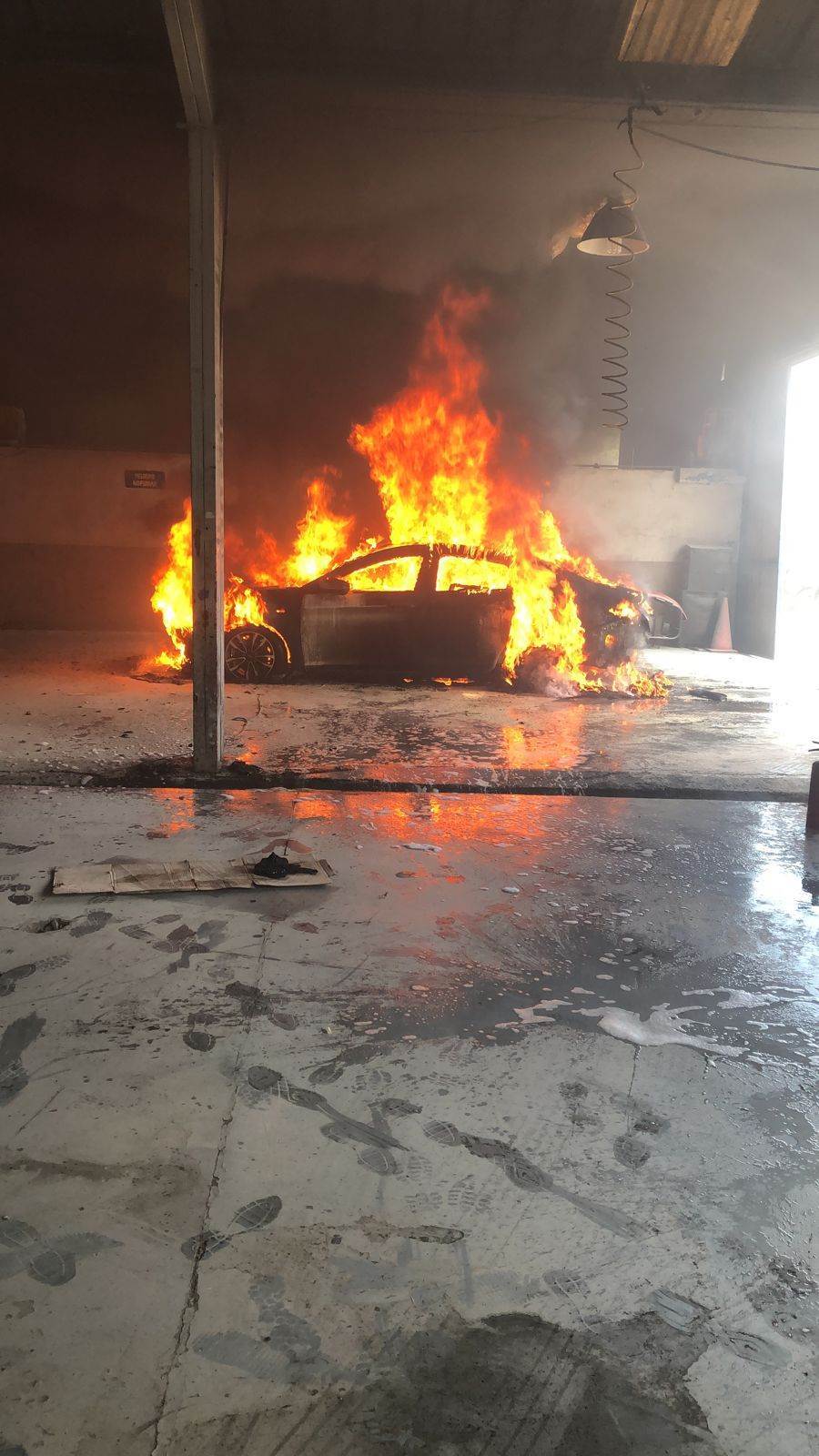 Los puestos de socorro se movilizaron al interior de una agencia de automóviles, ubicada en el municipio de San Nicolás, donde se incendió una de las unidades