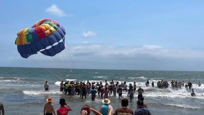 Rescatan a hombre luego de quedar suspendido en un parachute
