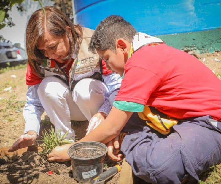 Concientizan a niños con huerto urbano en Guadalupe