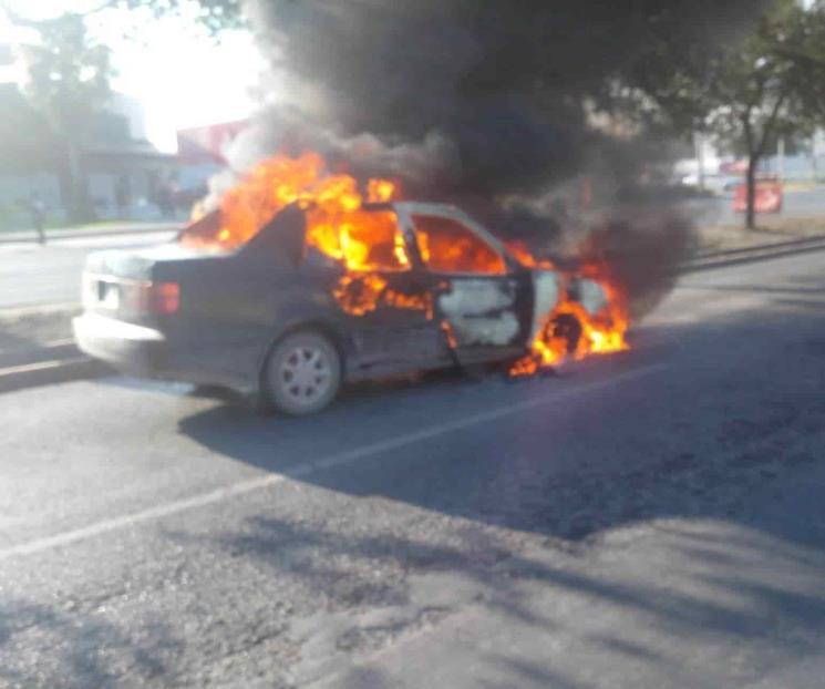 Se incendia auto en Escobedo