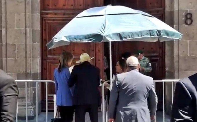 Ken Salazar visita a López Obrador en Palacio Nacional