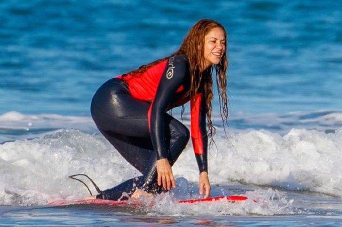 Shakira enloquece a sus fans con video sobre las olas