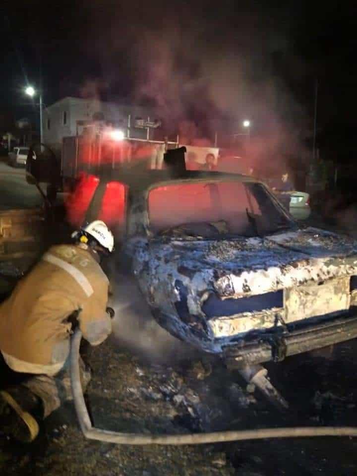 Arde auto estacionado