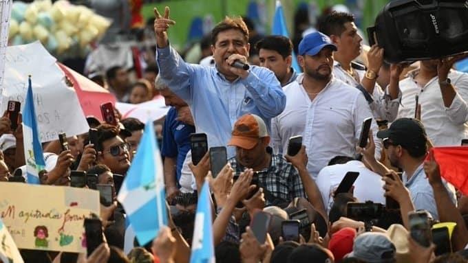 Dejan fuera al favorito de elecciones en Guatemala