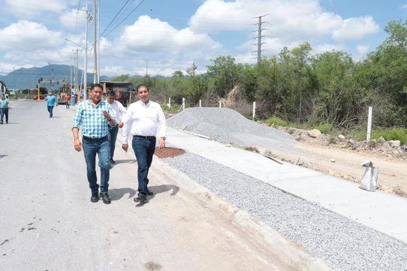 Construye Juárez banquetas en Camino a San Roque
