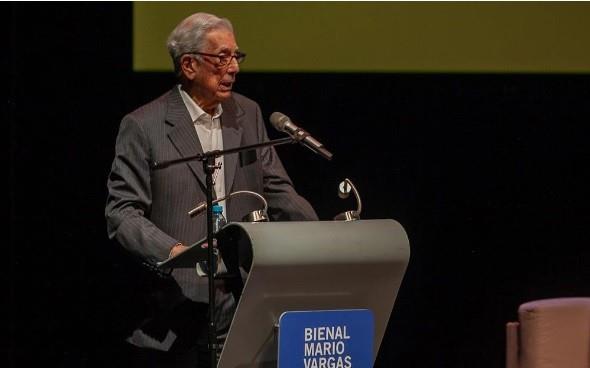 Vargas Llosa evita declarar sobre pausa diplomática