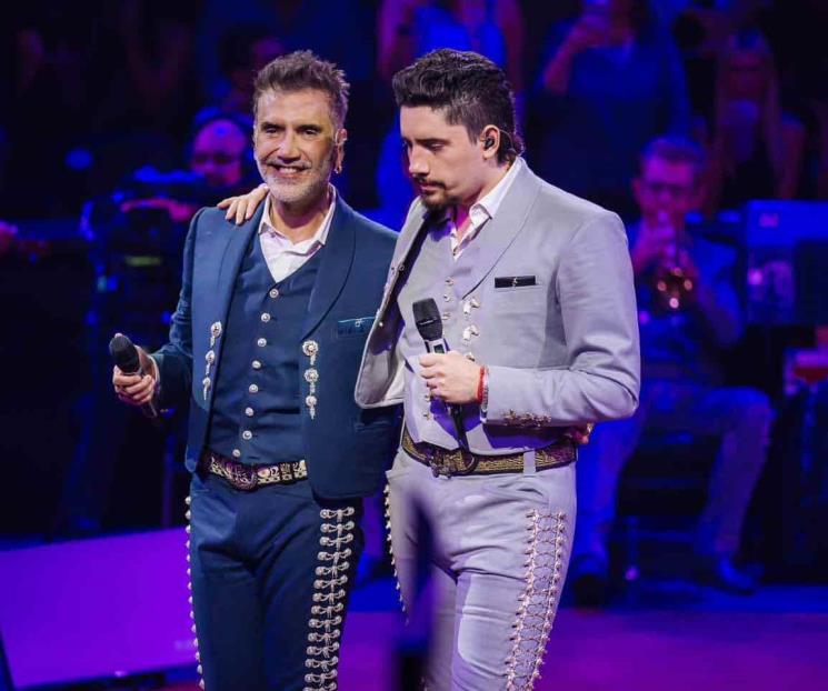 El Potrillo invita al escenario a su hijo en Monterrey