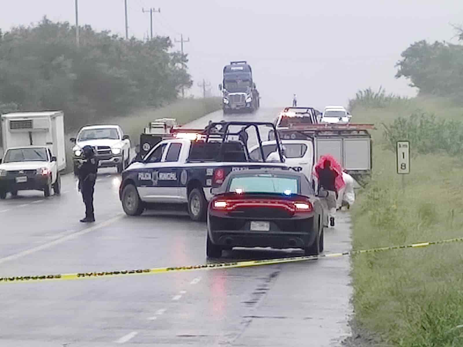 El cadáver de un hombre maniatado, amarrado de manos y pies, fue encontrado ayer en la Carretera Cadereyta-Allende, en el kilómetro 18, municipio de Cadereyta Jiménez