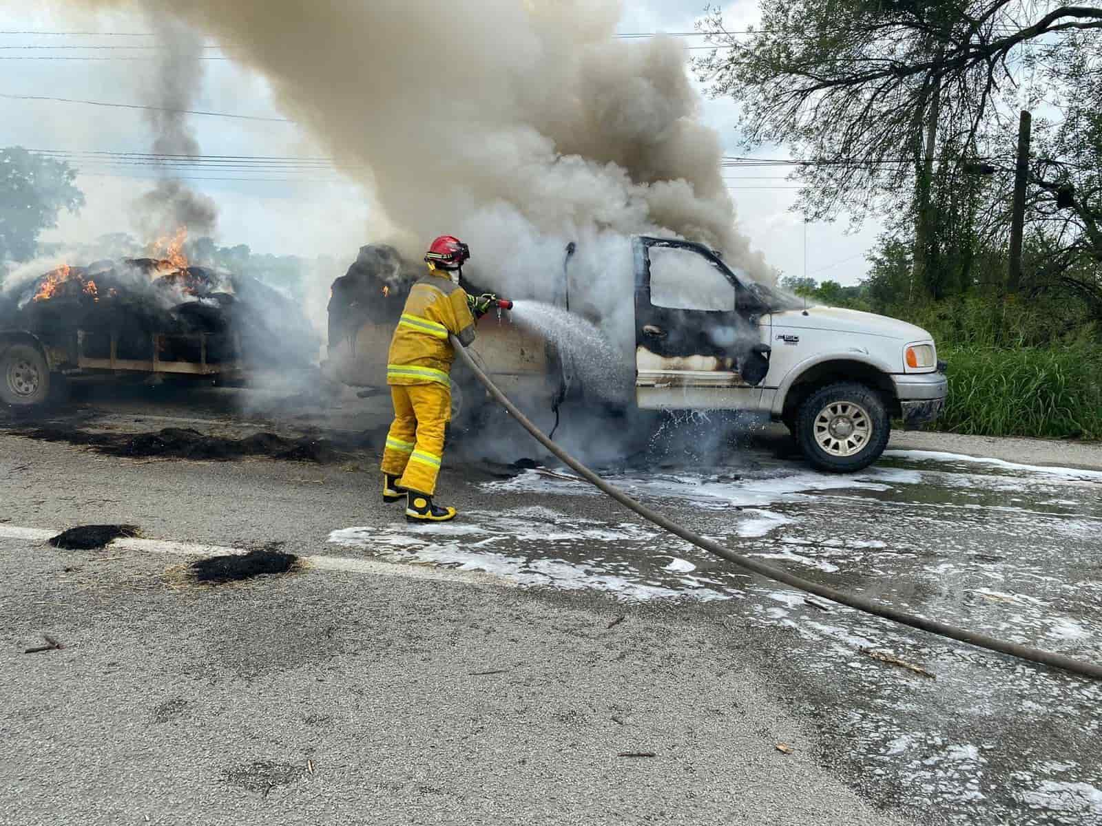 Por causas desconocidas, una camioneta que transportaba pacas de alfalfa, terminó totalmente destruida al incendiarse en forma repentina en el municipio de Montemorelos