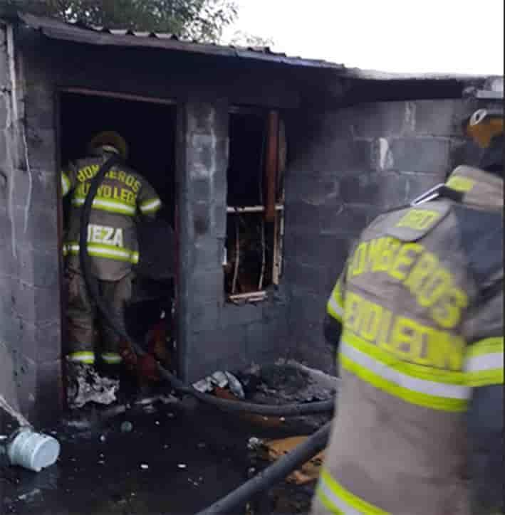 Muere hombre durante incendio de su casa en Escobedo