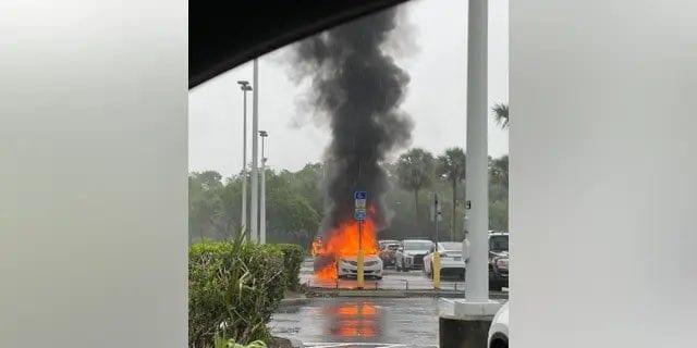 Auto se incendia con niños adentro, la madre robaba tienda