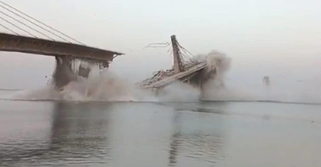 Captan colapso de puente en construcción sobre el río