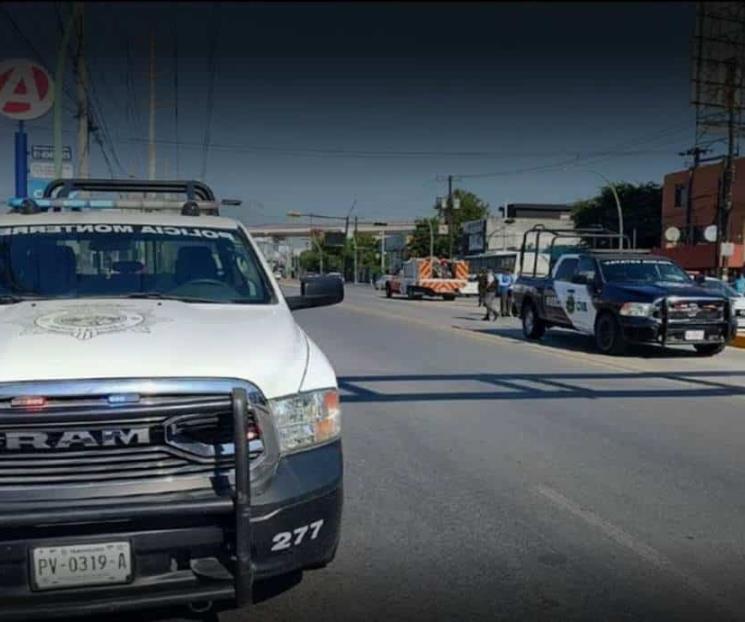 Arrolla ambulancia a peatón y después huye en Monterrey