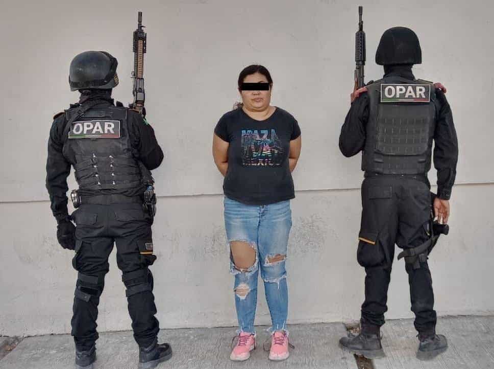 Un Juez de Control de Monterrey, dictó auto de vinculación a proceso, contra una presunta líder de un grupo delictivo, que fue sorprendida con droga y un fusil de alto poder