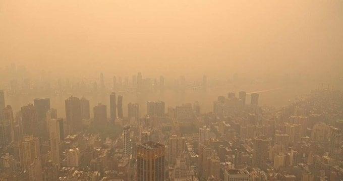 Reportan mala calidad de aire en NY por incendios en Canadá