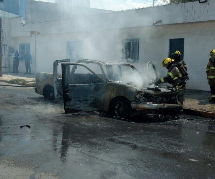 Se incendia auto en Mitras Centro