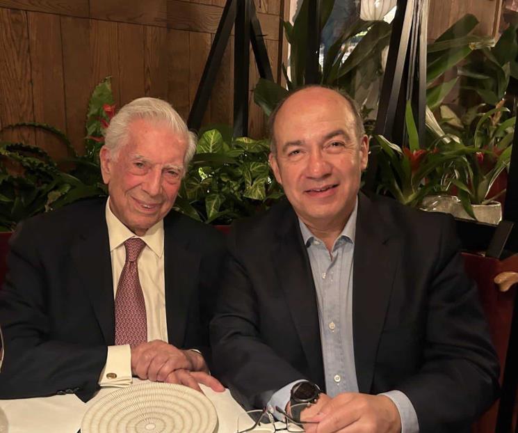 Felipe Calderón dialoga con Mario Vargas Llosa