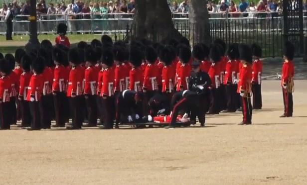 Guardias londinenses se desmayan bajo el sol abrasador