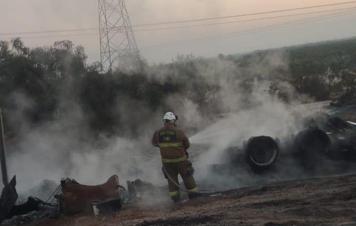 Se incendia pipa tras volcar en la Carretera a Monclova