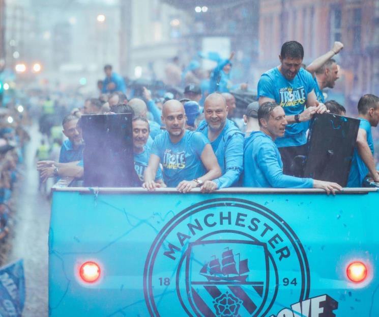 Festeja el City ante miles de fans en Manchester