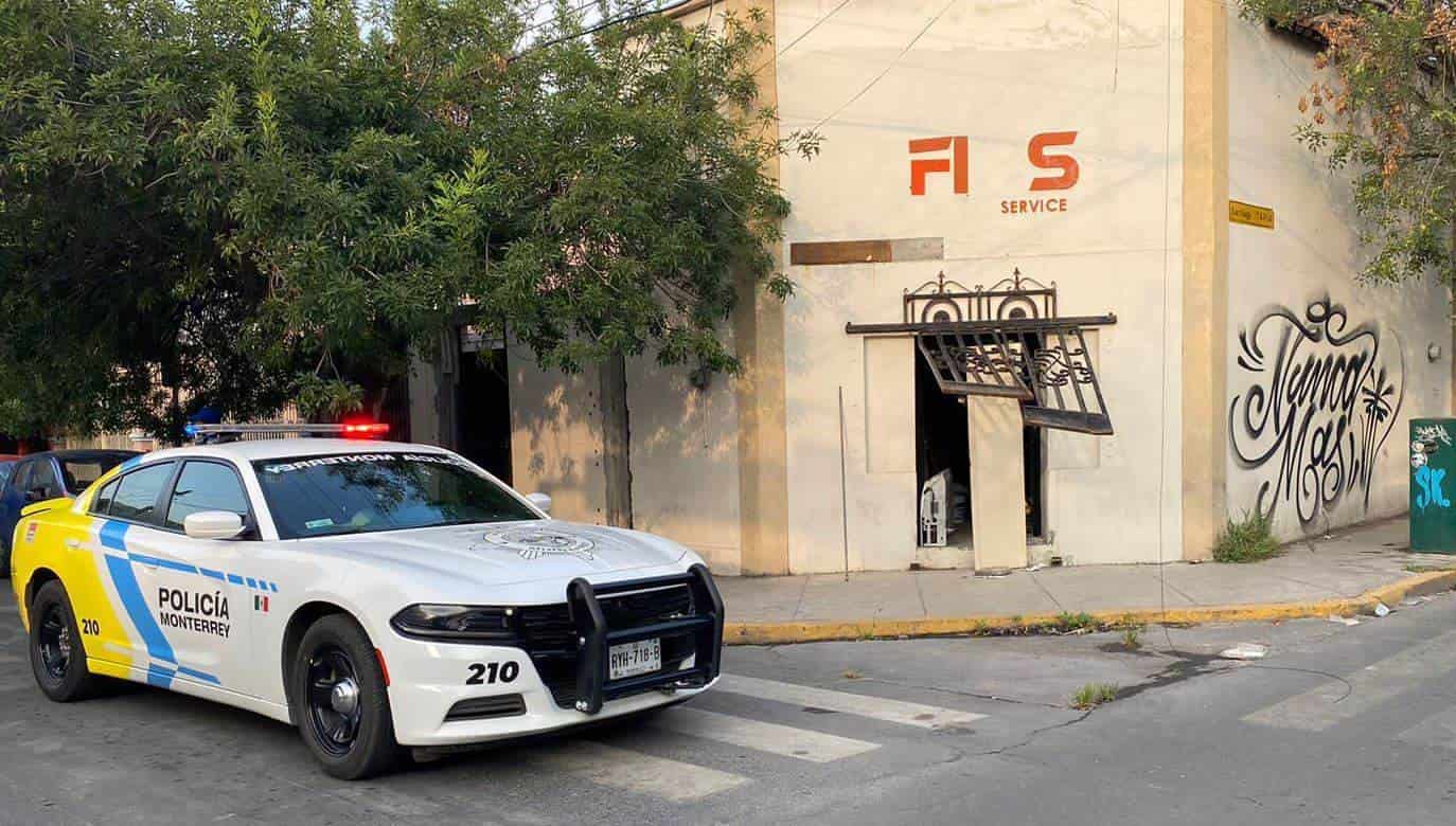 En el momento que intentaban robar en una casa habitación, dos hombres fueron detenidos por oficiales de la Secretaría de Seguridad y Protección a la Ciudadanía de Monterrey, luego que los encontraran al interior de domicilio, en el centro de la ciudad.
