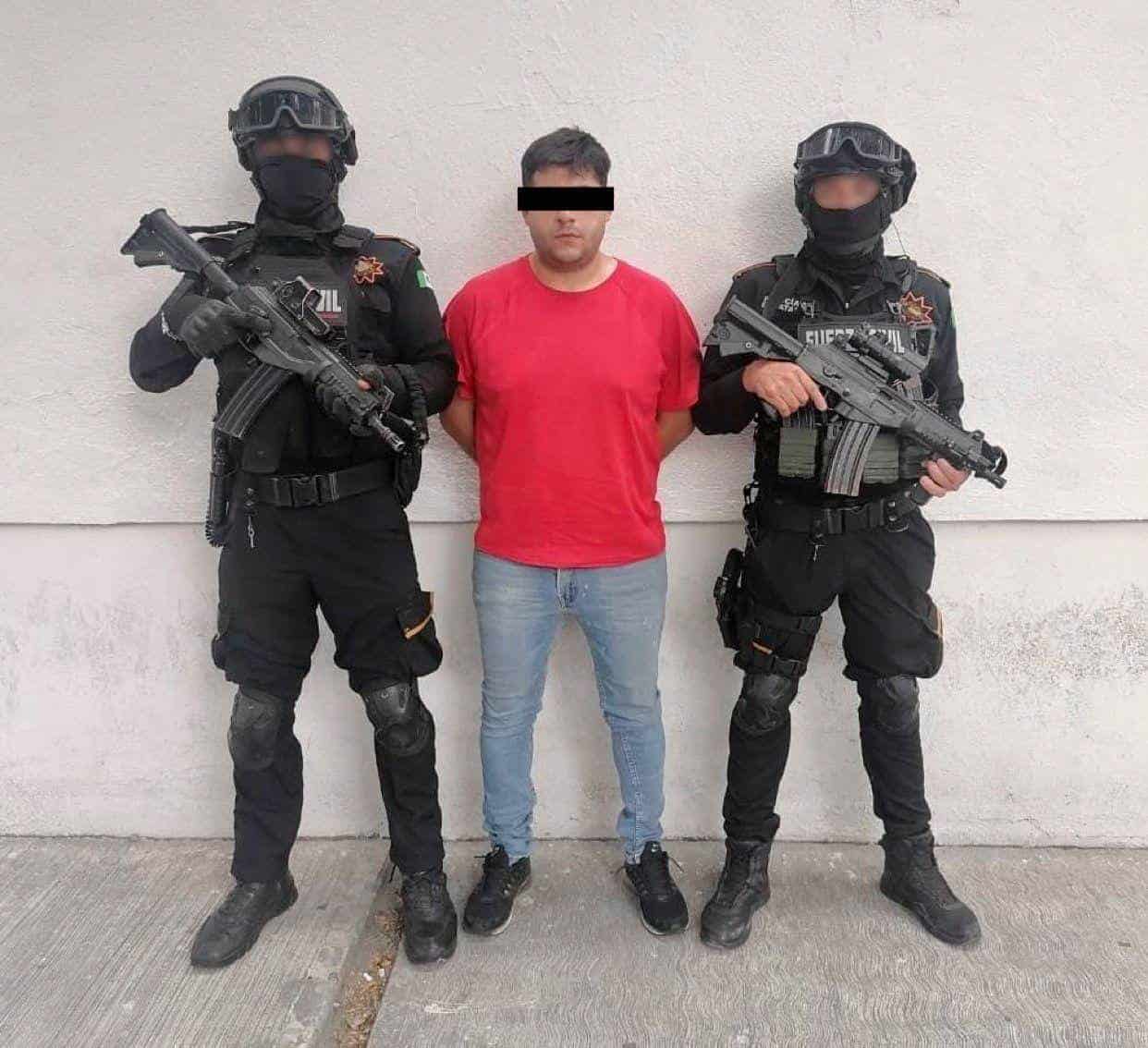 Un presunto sicario que operaba en los municipios de García y Santa Catarina, fue detenido por elementos de la Agencia Estatal de Investigaciones y Fuerza Civil, ayer en la Colonia Unidad Modelo, en Monterrey