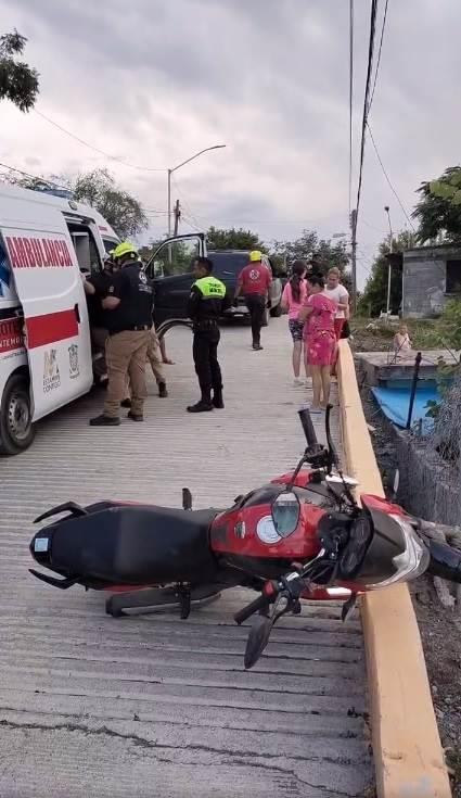 Queda motociclista herido en choque