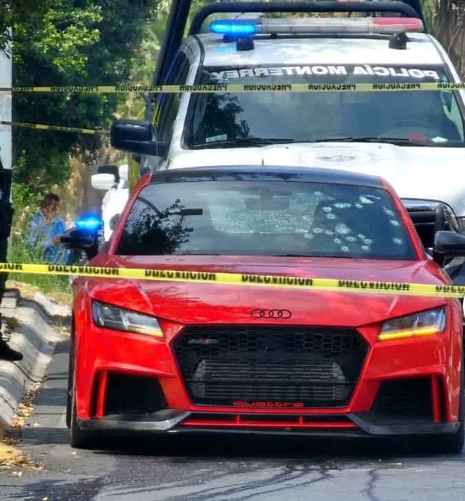 Dos hombres fueron ejecutados en calles de la Colonia Cerradas de Cumbres cuando circulaban en un vehículo Audi con placas del estado de Morelos, ayer al poniente de Monterrey