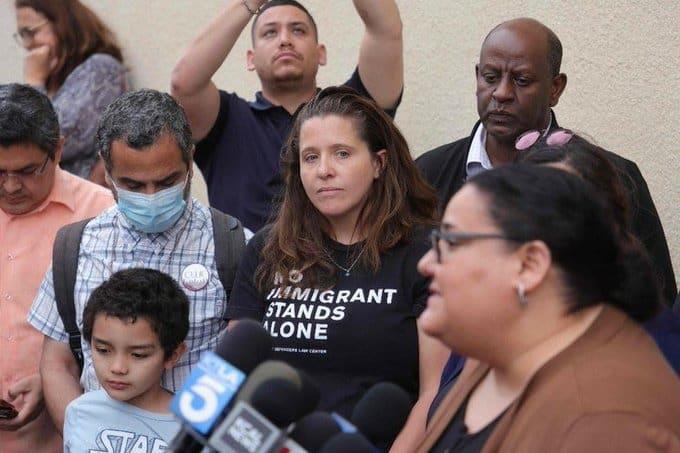 Envía Texas migrantes en autobús a Los Ángeles