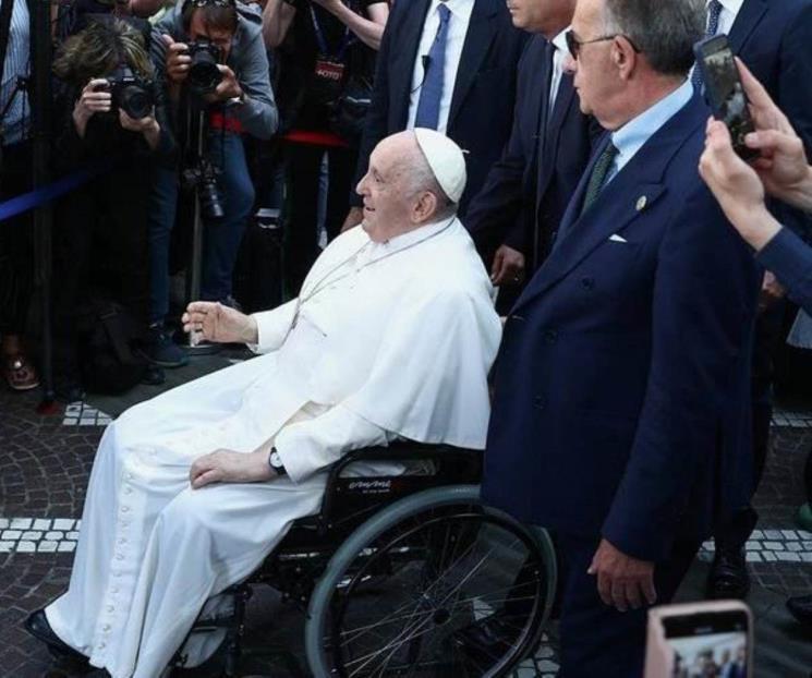 Sale Papa Francisco del hospital