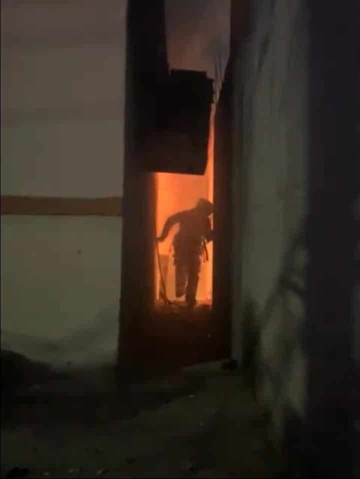 Tras incendiar su domicilio un hombre murió calcinado en la Colonia Fraccionamiento Los Ayala, la madrugada de ayer en el municipio de General Escobedo