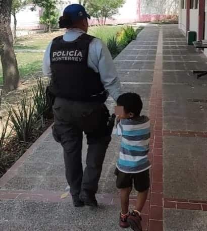 Un niño de tres años, que deambulaba descalzo y sin camisa, fue resguardado por oficiales de la Secretaría de Seguridad y Protección a la Ciudadanía de Monterrey, en la Colonia Florida, al sur de la ciudad